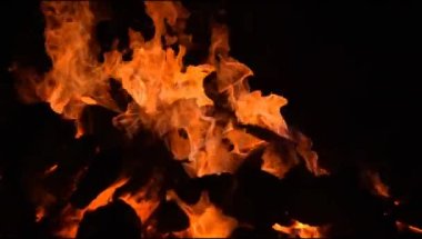 Siyah arka planda alevler, alev alev dokusu arka planda, çok güzel, ateş yanıyor, ateş odun ve inek gübresi ateşiyle yanıyor.