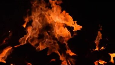 Siyah arka planda alevler, alev alev dokusu arka planda, çok güzel, ateş yanıyor, ateş odun ve inek gübresi ateşiyle yanıyor.