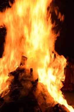 Siyah arka planda alevler, alev alev dokusu arka planda, çok güzel, ateş yanıyor, ateş odun ve inek gübresi ateşiyle yanıyor.