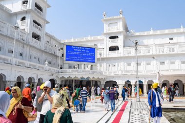 Amritsar, Hindistan - 26 Şubat 2023 - Amritsar, Punjab, Punjab 'daki Altın Tapınak' taki (Harmandir Sahib) tanımlanamayan dindarlar,