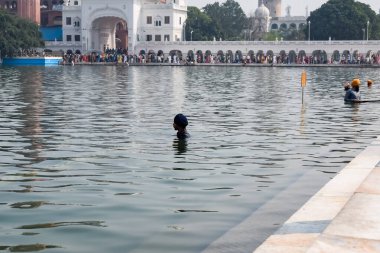 Amritsar, Hindistan - 26 Şubat 2023 - Amritsar, Punjab, Punjab 'daki Altın Tapınak' taki (Harmandir Sahib) tanımlanamayan dindarlar,