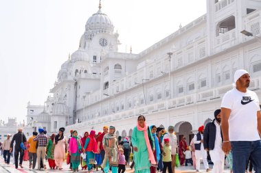 Amritsar, Hindistan - 26 Şubat 2023 - Amritsar, Punjab, Punjab 'daki Altın Tapınak' taki (Harmandir Sahib) tanımlanamayan dindarlar,