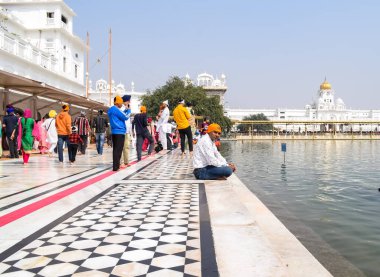 Amritsar, Hindistan - 26 Şubat 2023 - Amritsar, Punjab, Punjab 'daki Altın Tapınak' taki (Harmandir Sahib) tanımlanamayan dindarlar,