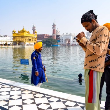 Amritsar, Hindistan - 26 Şubat 2023 - Amritsar, Punjab, Punjab 'daki Altın Tapınak' taki (Harmandir Sahib) tanımlanamayan dindarlar,