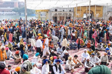Amritsar, Hindistan - 26 Şubat 2023 - Amritsar, Punjab, Punjab 'daki Altın Tapınak' taki (Harmandir Sahib) tanımlanamayan dindarlar,