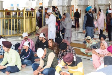 Amritsar, Hindistan - 26 Şubat 2023 - Amritsar, Punjab, Punjab 'daki Altın Tapınak' taki (Harmandir Sahib) tanımlanamayan dindarlar,