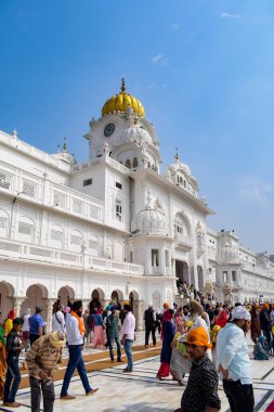 Amritsar, Hindistan - 26 Şubat 2023 - Amritsar, Punjab, Punjab 'daki Altın Tapınak' taki (Harmandir Sahib) tanımlanamayan dindarlar,