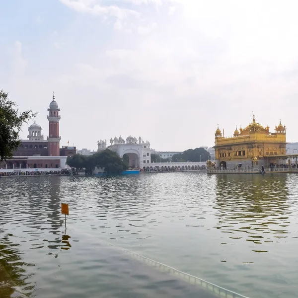 インドのアムリトサル 2023年2月26日 インドのパンジャブ州アムリトサルの黄金寺院 ハルマンディール サヒブ 有名なインドのシク教徒のランドマーク 黄金寺院 — ストック写真