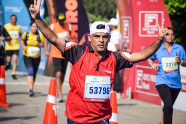 Yeni Delhi, Hindistan - 16 Ekim 2022 - Bitmek üzere olan maraton katılımcılarının bitiş çizgisini geçmek üzere olan Delhi Yarı Maratonu 2022