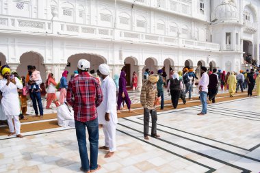 Amritsar, Hindistan - 26 Şubat 2023 - Amritsar, Punjab, Punjab 'daki Altın Tapınak' taki (Harmandir Sahib) tanımlanamayan dindarlar,
