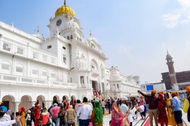 Amritsar, Hindistan - 26 Şubat 2023 - Amritsar, Punjab, Punjab 'daki Altın Tapınak' taki (Harmandir Sahib) tanımlanamayan dindarlar,