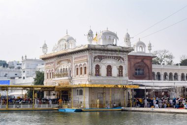 Amritsar, Hindistan - 26 Şubat 2023 - Amritsar, Punjab, Punjab 'daki Altın Tapınak' taki (Harmandir Sahib) tanımlanamayan dindarlar,
