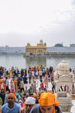 Amritsar, Hindistan - 26 Şubat 2023 - Amritsar, Punjab, Punjab 'daki Altın Tapınak' taki (Harmandir Sahib) tanımlanamayan dindarlar,