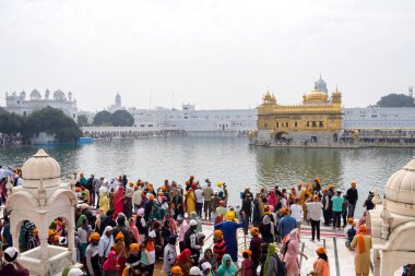 Amritsar, Hindistan - 26 Şubat 2023 - Amritsar, Punjab, Punjab 'daki Altın Tapınak' taki (Harmandir Sahib) tanımlanamayan dindarlar,