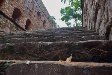 Connaught 'un ortasında yer alan Agrasen Ki Baoli (Step Well), Eski Delhi Arkeoloji İnşaatı' na yerleştirilmiştir.