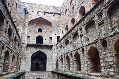 Connaught 'un ortasında yer alan Agrasen Ki Baoli (Step Well), Eski Delhi Arkeoloji İnşaatı' na yerleştirilmiştir.