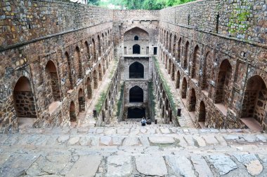 Connaught 'un ortasında yer alan Agrasen Ki Baoli (Step Well), Eski Delhi Arkeoloji İnşaatı' na yerleştirilmiştir.