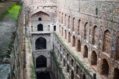 Connaught 'un ortasında yer alan Agrasen Ki Baoli (Step Well), Eski Delhi Arkeoloji İnşaatı' na yerleştirilmiştir.