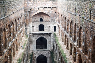 Connaught 'un ortasında yer alan Agrasen Ki Baoli (Step Well), Eski Delhi Arkeoloji İnşaatı' na yerleştirilmiştir.