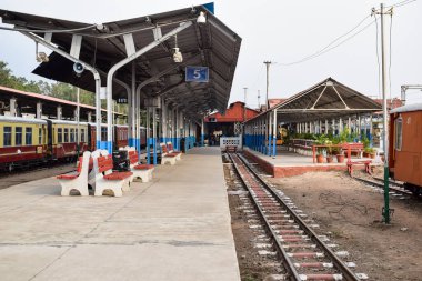Oyuncak tren rayları gündüz vakti Hindistan 'daki Kalka tren istasyonu, oyuncak tren yolu manzarası, Hint tren yolu kavşağı, ağır sanayi