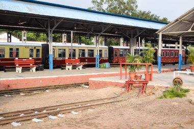 Oyuncak tren rayları gündüz vakti Hindistan 'daki Kalka tren istasyonu, oyuncak tren yolu manzarası, Hint tren yolu kavşağı, ağır sanayi