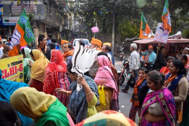 Delhi, Hindistan, 02 Aralık 2022 - Bharatiya Janata Partisi (BJP), BJP adayı Pankaj Luthara 'yı desteklemek amacıyla düzenlenen mega yol gösterisinde, MCD yerel seçimleri öncesinde adaylık belgelerini dosyalamak için 2022