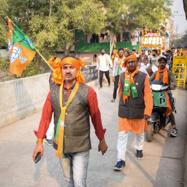 Delhi, Hindistan, 02 Aralık 2022 - Bharatiya Janata Partisi (BJP), BJP adayı Pankaj Luthara 'yı desteklemek amacıyla düzenlenen mega yol gösterisinde, MCD yerel seçimleri öncesinde adaylık belgelerini dosyalamak için 2022