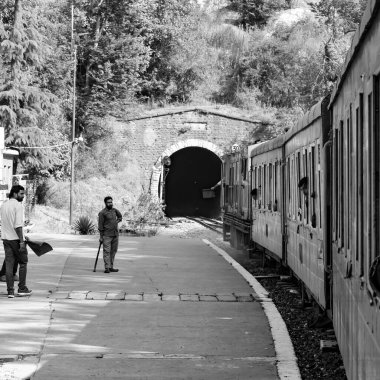 Shimla, Himachal Pradesh, Hindistan - 14 Mayıs 2022 - Oyuncak tren Kalka-Shimla rotası, tepe, oyuncak tren Kalka 'dan Shimla' ya yeşil doğal orman arasında hareket