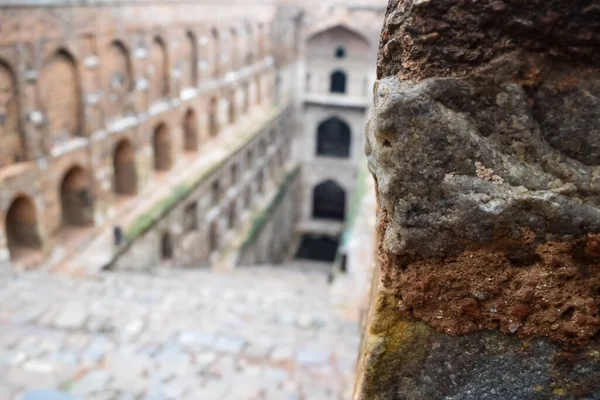 Agrasen Ki Baoli - Connaught 'un ortasına yerleştirilen Step Well Yeni Delhi, Eski Arkeoloji İnşaatı