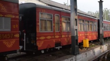 Shimla, Himachal Pradesh, Hindistan - 14 Mayıs 2022 - Oyuncak tren Kalka-Shimla rotası, tepe, oyuncak tren Kalka 'dan Shimla' ya yeşil doğal orman arasında hareket