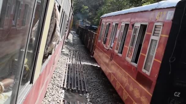 2022年5月14日 インド ヒマカル プラデーシュ州シムラ おもちゃ列車カルカ シムラルート 丘への鉄道移動 カルカ シムラ間のおもちゃ列車 緑豊かな自然林の中でインド — ストック動画