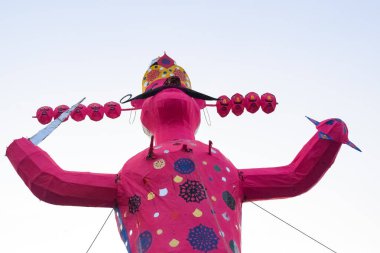 Ravnans 'ın Dussera festivali sırasında Hindistan, Delhi' de Ramleela 'da alevlenmesi, Dussera Fuarı sırasında Lord Rama' nın zaferini kutlamak için Ravana 'nın büyük heykeli ateşe verilmesi.