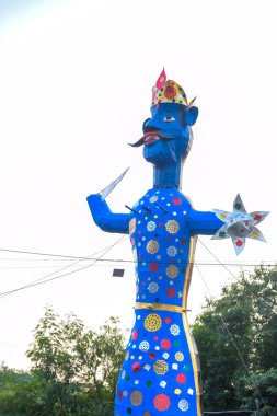 Ravnans 'ın Dussera festivali sırasında Hindistan, Delhi' de Ramleela 'da alevlenmesi, Dussera Fuarı sırasında Lord Rama' nın zaferini kutlamak için Ravana 'nın büyük heykeli ateşe verilmesi.