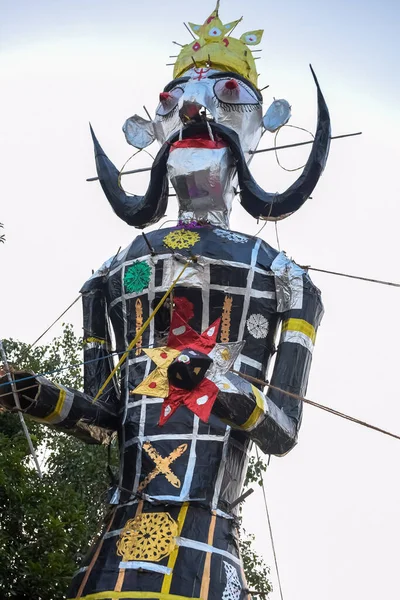 インド デリーのラムレラ グラウンドで開催されたデュッセラ祭ではラバナの像が点火され ラーマ1世の勝利を祝うためにデュッセラの祭の間に火が灯された — ストック写真