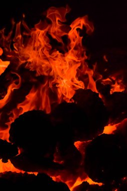 Siyah arka planda alevler, alev alev dokusu arka planda, çok güzel, ateş yanıyor, ateş odun ve inek gübresi ateşiyle yanıyor.