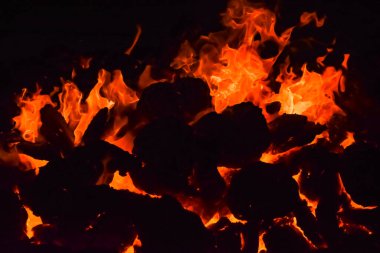 Siyah arka planda alevler, alev alev dokusu arka planda, çok güzel, ateş yanıyor, ateş odun ve inek gübresi ateşiyle yanıyor.