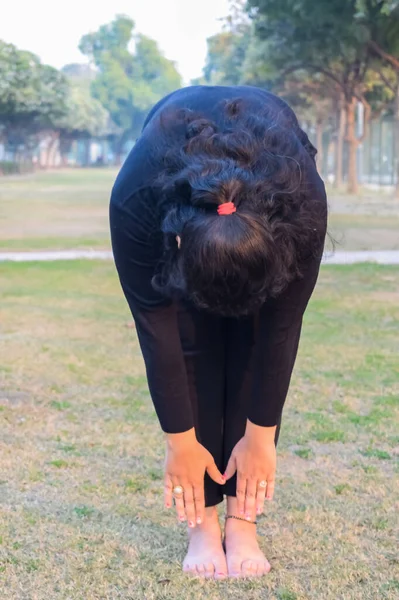 Young Indian Woman Practicing Yoga Outdoor Park Beautiful Girl Practice — Stockfoto