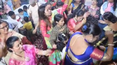 Delhi, Hindistan, Ekim 02: 2022 Durga Idol, Durga Puja kutlamaları için Jhilmil Kolonisi Delhi 'deki Kali Bari tapınağında ruhani dans gösterisi yapan dindarlar, Ekim 2022' deki Durga utsav festivali
