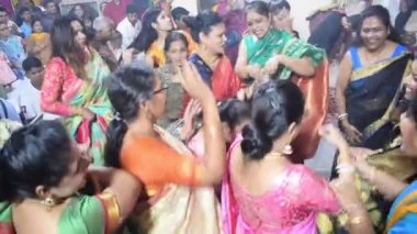 Delhi, Hindistan, Ekim 02: 2022 Durga Idol, Durga Puja kutlamaları için Jhilmil Kolonisi Delhi 'deki Kali Bari tapınağında ruhani dans gösterisi yapan dindarlar, Ekim 2022' deki Durga utsav festivali