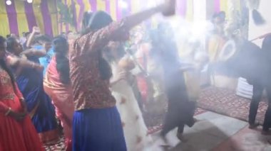 Delhi, Hindistan, Ekim 02: 2022 Durga Idol, Durga Puja kutlamaları için Jhilmil Kolonisi Delhi 'deki Kali Bari tapınağında ruhani dans gösterisi yapan dindarlar, Ekim 2022' deki Durga utsav festivali