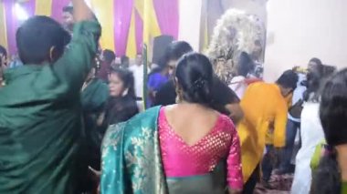 Delhi, Hindistan, Ekim 02: 2022 Durga Idol, Durga Puja kutlamaları için Jhilmil Kolonisi Delhi 'deki Kali Bari tapınağında ruhani dans gösterisi yapan dindarlar, Ekim 2022' deki Durga utsav festivali