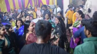 Delhi, Hindistan, Ekim 02: 2022 Durga Idol, Durga Puja kutlamaları için Jhilmil Kolonisi Delhi 'deki Kali Bari tapınağında ruhani dans gösterisi yapan dindarlar, Ekim 2022' deki Durga utsav festivali