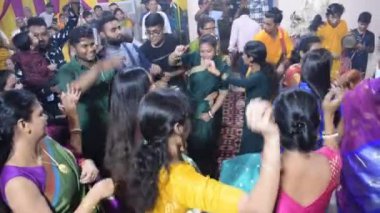 Delhi, Hindistan, Ekim 02: 2022 Durga Idol, Durga Puja kutlamaları için Jhilmil Kolonisi Delhi 'deki Kali Bari tapınağında ruhani dans gösterisi yapan dindarlar, Ekim 2022' deki Durga utsav festivali