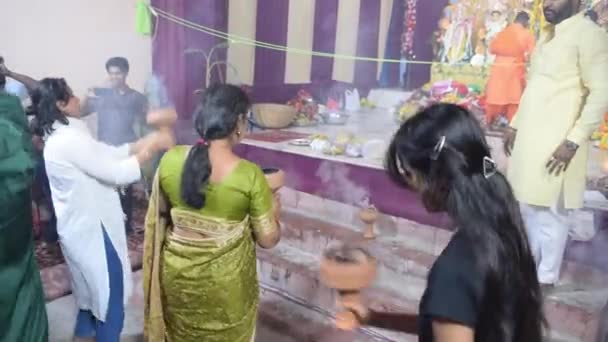 Delhi India Ottobre 2022 Devoti Esibiscono Danza Spirituale Davanti Durga — Video Stock