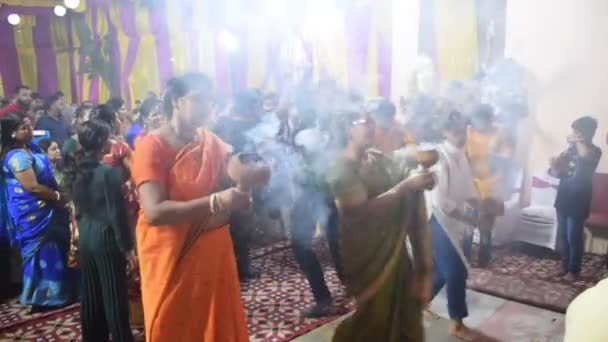 デリー インド 2022年10月2日2022年10月のデリー ドゥルガ ウツサフの祭りで ドゥルガ アイドルの前で精神舞踊を披露する信者 ジュルガ バリ寺院でのドゥルガ 法会のお祝い — ストック動画