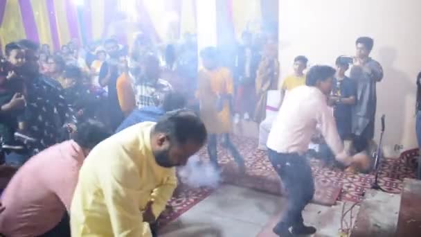 デリー インド 2022年10月2日2022年10月のデリー ドゥルガ ウツサフの祭りで ドゥルガ アイドルの前で精神舞踊を披露する信者 ジュルガ バリ寺院でのドゥルガ 法会のお祝い — ストック動画