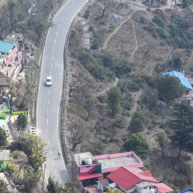 Nainital, Uttarakhand, Hindistan 'daki dağlarda giden trafik araçlarının hava görüntüsü, trafik araçlarının hareketi için dağın tepesinden görüntü.
