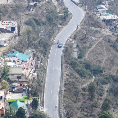 Nainital, Uttarakhand, Hindistan 'daki dağlarda giden trafik araçlarının hava görüntüsü, trafik araçlarının hareketi için dağın tepesinden görüntü.