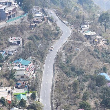 Nainital, Uttarakhand, Hindistan 'daki dağlarda giden trafik araçlarının hava görüntüsü, trafik araçlarının hareketi için dağın tepesinden görüntü.