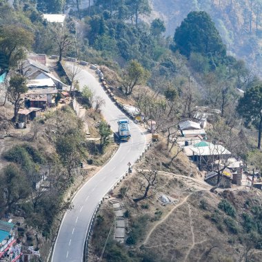 Nainital, Uttarakhand, Hindistan 'daki dağlarda giden trafik araçlarının hava görüntüsü, trafik araçlarının hareketi için dağın tepesinden görüntü.